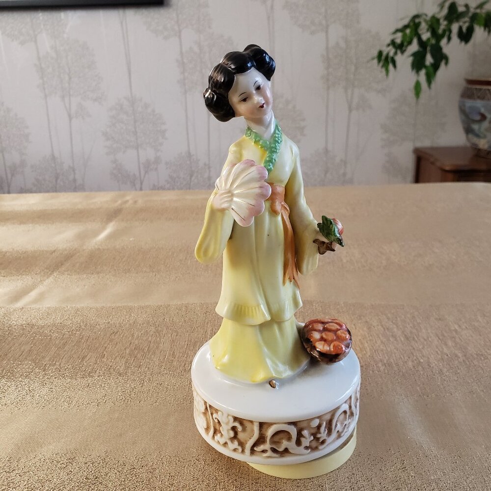 Vintage Japanese Geisha Porcelain Music Box 1960s Maruho Japan